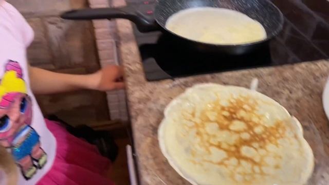 Стеша и папа пекут блины, самые вкусные блины в мире с M&M’s смотреть онлайн