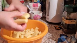 Тушеная картошка с ребрышками в чугуной тушилке.