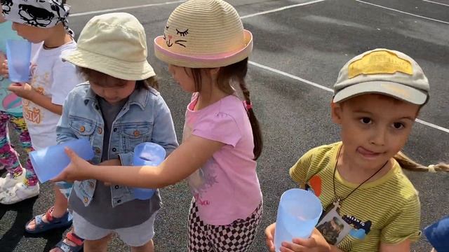 Перелей воду стаканчиками в лейку, что бы полить цветы. смотреть онлайн