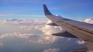 Полет над морем. Вид с самолета. Небо. Красивые облака, закат.