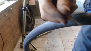 #Клеим заплатку на камеру вело