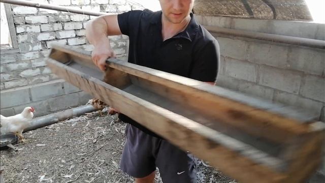 Бюджетная и удобная кормушка для кур.