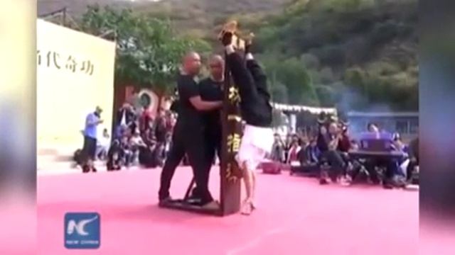 Шаолиньский монах на одном пальце!