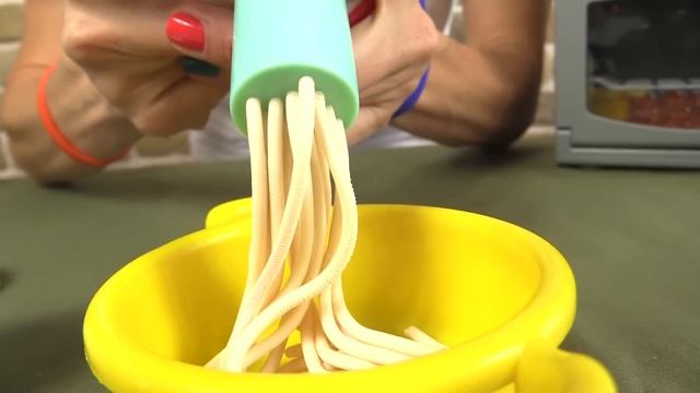 Видео с пластилином для Детей - Игрушечный холодильник и спагетти смотреть онлайн