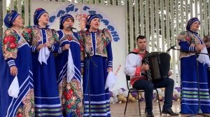 Поет гармонь на перекрестке