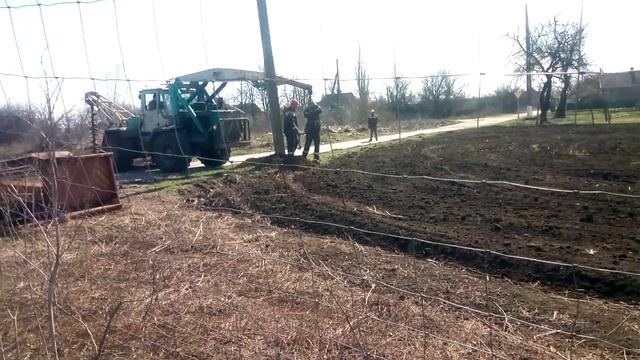 Как электрики вытаскивают столбы полный процесс. Аккуратно и профессионально. смотреть онлайн