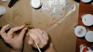 DIY / Брошь из эпоксидной смолы на деревянной основе "Северный олень". #брошисвоимируками