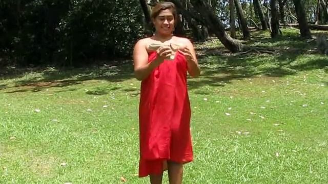 How To Tie A Sarong In Three Simple Ways смотреть онлайн