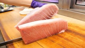 Как азиаты продают рыбу! Мастера разделки рыбы! / тунец, королевский краб, угорь | Рыбный рынок