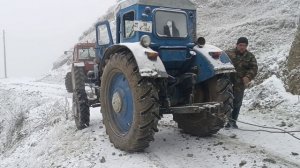 Трактор Т-40 выехал с дороги на льду. На помощь едет трактор 754b