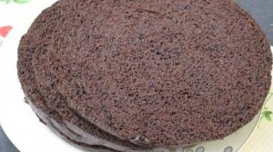 Шоколадный торт с вишней и взбитыми сливками