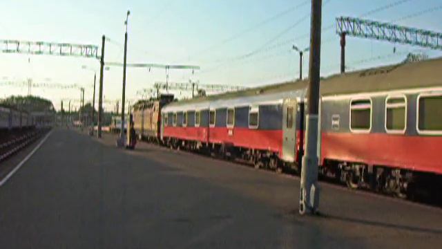 ЧС4т с составом Москва-Варшава смотреть онлайн