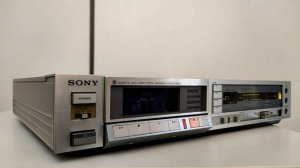 Супертонкая кассетная дека Sony TC-FX7. Высотой с крышку от кассеты.