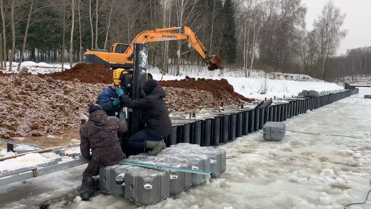 Укрепление берега реки зимой!