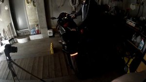 Огонь из глушителя мотоцикла - прямоток ACRAPOVIC