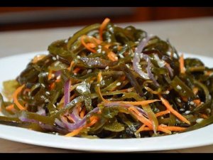 Салат из свежей морской капусты с кальмарами