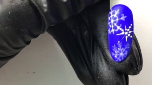 Снежинки на ногтях. Новогодний дизайн ногтей. Новогодний маникюр. Как рисовать снежинки.