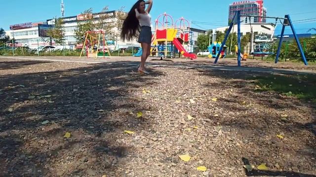 Очень длинные волосы на ветру