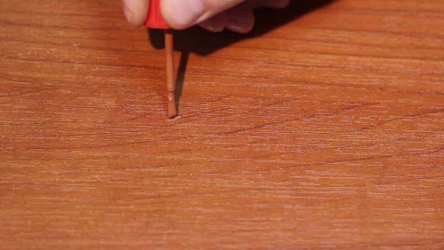 Как убрать царапину на мебели, ламинате