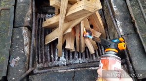 Розжиг мангала газовой горелкой.