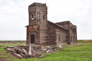 Деревянная заброшенная церковь. Село Новая Осиновка, Саратовская область.