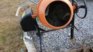 Замешиваем бетон для заборных столбов