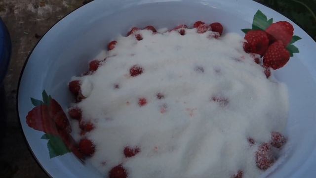 Готовлю клубничное варенье.