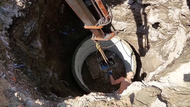 Чистка ливневого коллектора И установка ревизионного колодца на глубину 8 метров смотреть онлайн