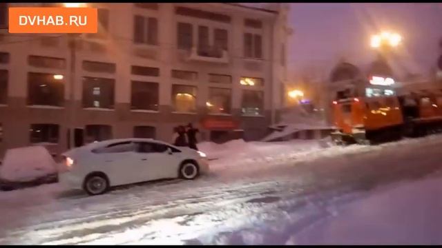 Вездеход вытаскивает машины из снежного плена смотреть онлайн