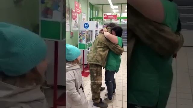 Трогательное видео_ Доброволец вернулся домой на побывку