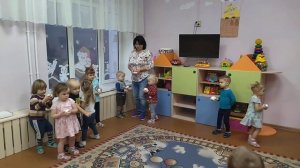 Танец - игра "Мы снежочки в руки взяли..."