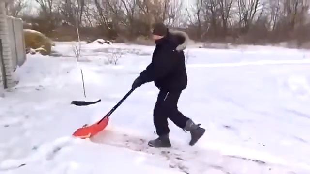 Чистим Снег: Чудо Лопата для пенсионеров . смотреть онлайн