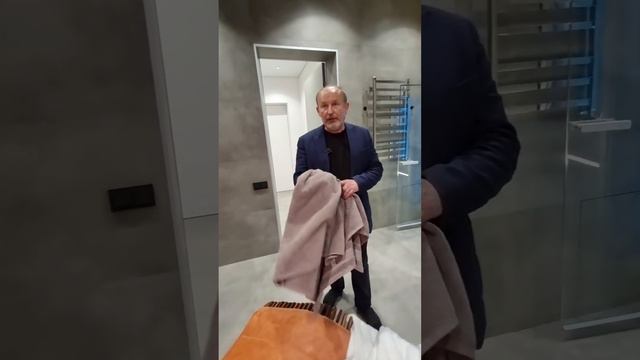 Шезлонг из массива кокосовой пальмы с кожаным матрацем в зоне отдыха хамама смотреть онлайн