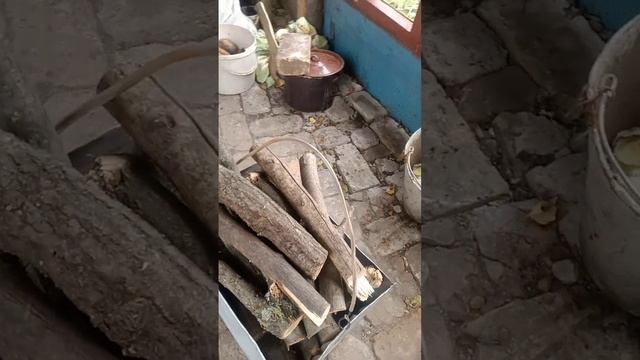 делаем компактное и мобильное ведро для дровкак и с чего сделать емкость для дров.