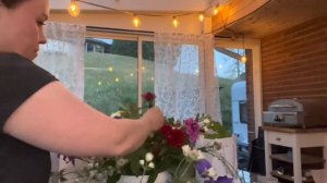 Букеты из ирисов и окончание учебного года
