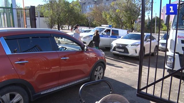 Жители многоэтажки на ул. Горпищенко спасают свой забор от демонтажа