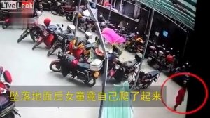 Девочка упала с 26 этажа, потом встала и пошла