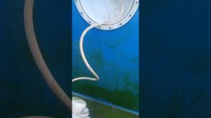 из каркасного бассейна уходит вода