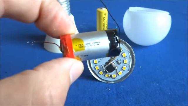 Фонарик из светодиодной лампы. Лампа ярко светит никаких проводов СХЕМА ПРОСТО! @DimaKA. смотреть онлайн