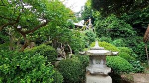 Японский храм в жилом районе Японии.