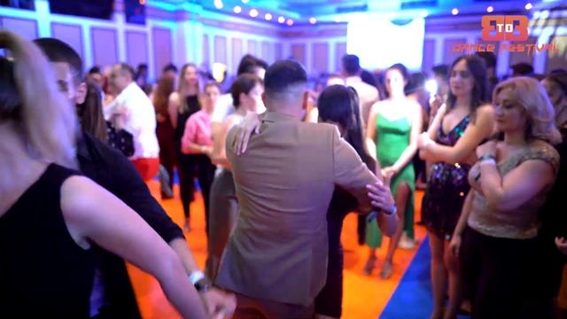 Daniel Sanchez bachata social dance @bachatasensual #danielydesiree смотреть онлайн