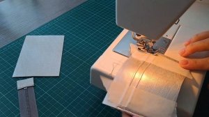 Не нашла в магазине, решила сделать сама. Очень легкий кошелек из кожзама. Картхолдер на молнии