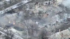 БМП ведёт стрельбу в городе