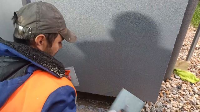 Обучаю рабочих заказчика правильно наносить камешковую декоративную штукатурку, ставлю руку рабочем