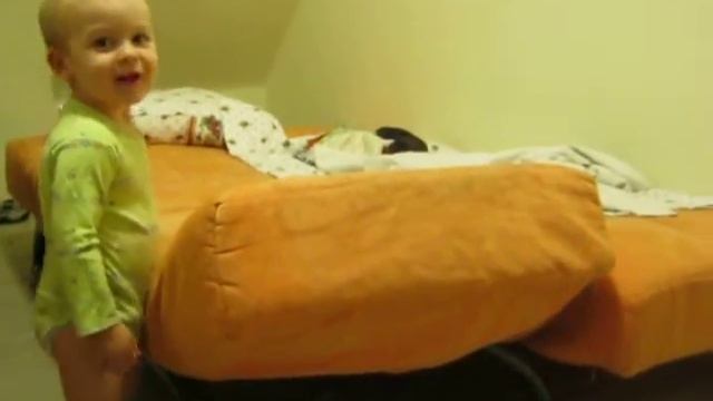 Ребенок поднимает диван! смотреть онлайн