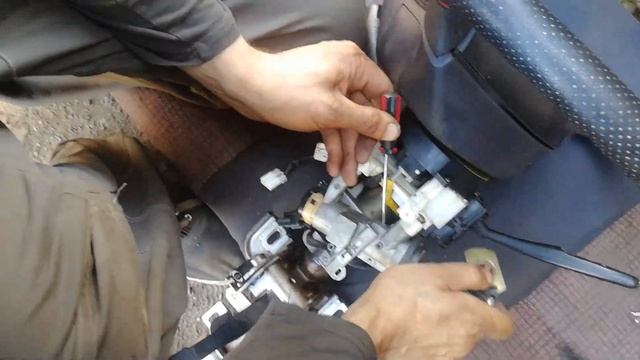 Как вынуть личинку из замка зажигания на Мицубиси каризма с 1995 по 2003 год смотреть онлайн