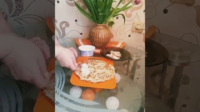 Блинные рулетики с копчёной курицей