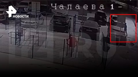 Раз-два-три, машина, гори! Хулиганы спалили машины на парковке жилого дома / РЕН Новости