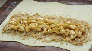Рулет из слоеного теста с яблоками