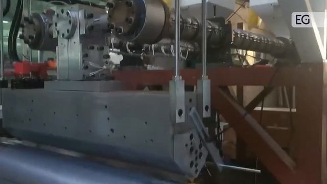Работа экструдера для производства стрейч пленки XHD L55_75x1250
